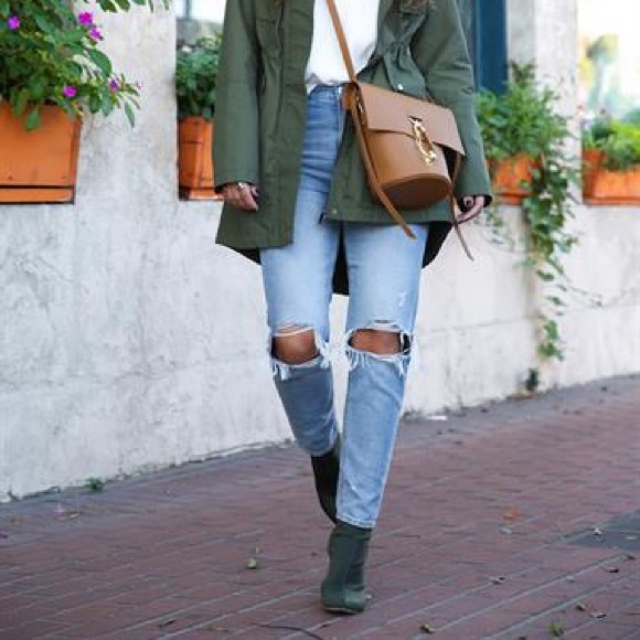 American Eagle Outfitters Denim - American Eagle Outfitters Mom Jean Busted Knee NEW